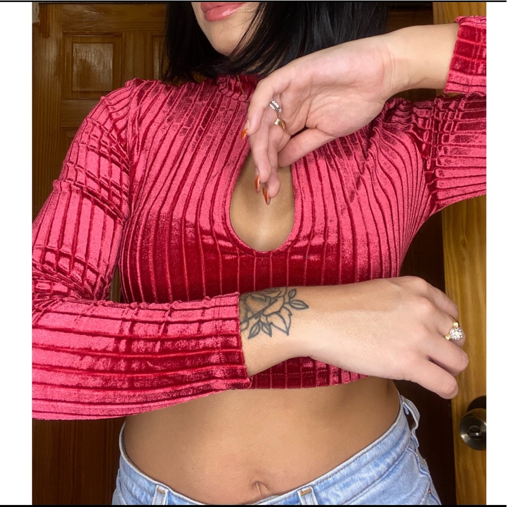Cute velvet front cutout peep hole crop top 💕 - Picture 4 of 4